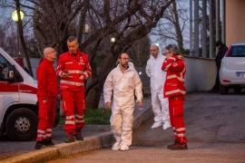 Medici în costum de protecţie