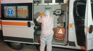 Un medic se îmbracă într-un costum de protecţie