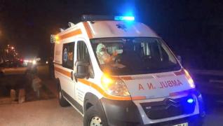 Ambulanţa 112 cu medic îmbrăcat în costum de protecţie