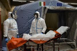 Medici la un cort ambulant de asistență de coronavirus