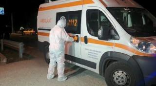 Un medic îmbrăcat în costum de protecţie face teste