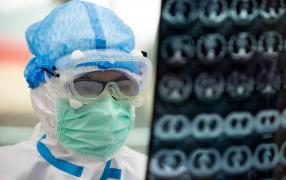 Medic în cortum de protecție privește analize de coronavirus