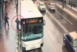 Femeia s-a dezechilibrat şi a căzut, ajungând cu picioarele sub autobuz