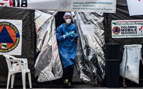 Medic italian într-un cort pentru verificarea pacienților de coronavirus