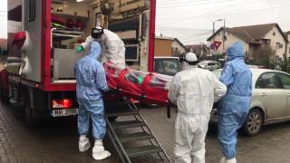 Pacienta din Timişoara cu coronavirus e transportată de medici în izoletă