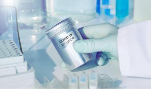 Pacientul şi copilul suspect mai rămân internaţi