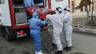 Pacient de coronavirus luat de medici români