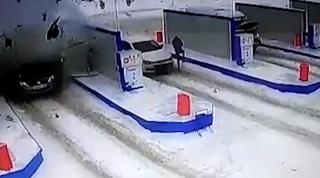 O maşină Renault se dezintegrează după o explozie a rezervorului GPL