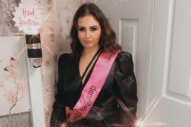 Sarah Armstrong în casa ei, câştigătoare a unui concurs de frumuseţe