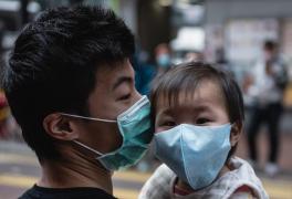 Persoane purtând masca pentru a se proteja de coronavirus