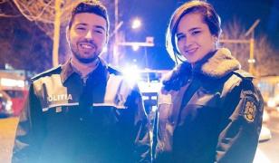 Doi tineri poliţişti