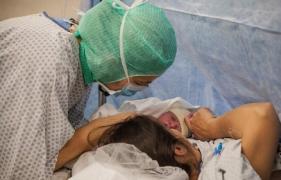 O tânără mămică din Iaşi a născut chiar în UPU fără să ştie că e gravidă