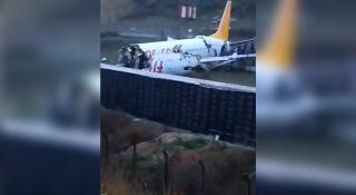 Un avion s-a rupt în două la aterizare pe Aeroportul Internațional din Istanbul