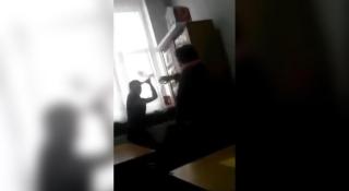 O profesoară din Ceptura a făcut o criză de nervi în fața elevilor: "Viermilor! În halul ăsta să vă purtați?"