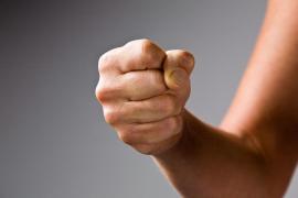 Românca le solicitase celor doi să achite berile consumate