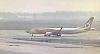 Maşina de tractare a fost strivită de avion, pe aeroportul din Bangkok