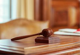 Ofiţerul de poliţie urma să ajute un afacerist să scape într-un dosar de evaziune