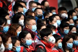 Localnici din China se protejează de coronavirus cu măști sanitare
