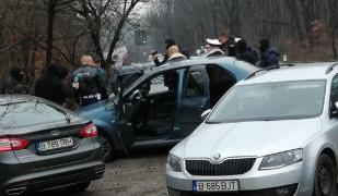 Poliţişti încătuşaţi