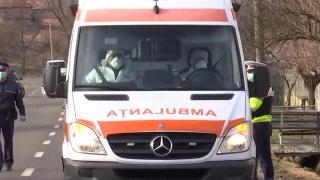 Ambulanţa 112 cu medic îmbrăcat în costum de protecţie