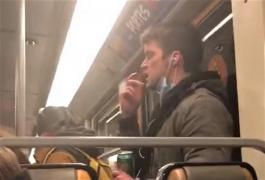 Tânărul își scoate masca de protecție, își linge degetele, apoi le șterge pe bară