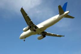 Avion de pasageri în zbor