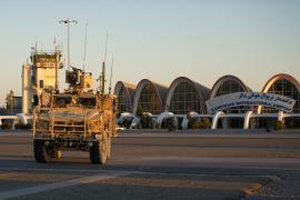 Vehicul militar pe aeroportul din Kandahar, Afganistan