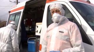 Medic și ambulanță la un caz de coronavirus