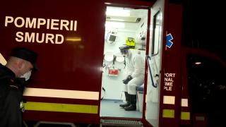 Medici într-o ambulanță de intervenții la coronavirus