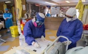 Medici italieni într-un spital cu pacienți de coronavirus