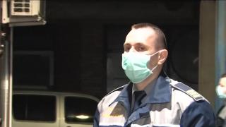 Polițist se protejează de coronavirus