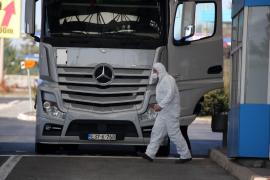 Medic cu costum de protecție la caz de coronavirus la o vamă din Slovenia