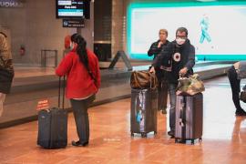 Turiști cu bagaje pe un aeroport