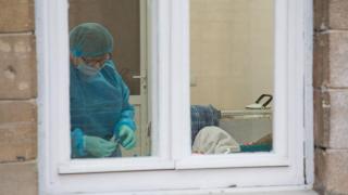 Un medic român spune că doctorii nu au echipamente de protecţie împotriva COVID-19