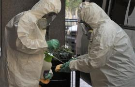 Medici în costum de protecţie