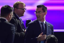 Răzvan Burleanu înaintea unei conferințe de presă