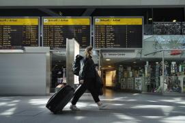 Un pasager cu mască pe față intră în aeroport