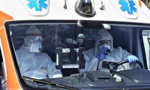 Medici în costum de protecţie