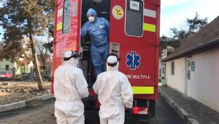 Medici în costum de protecţie