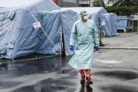 Medic în costum de protecţie