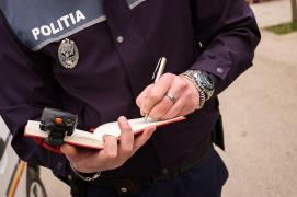 Un poliţist completează un raport