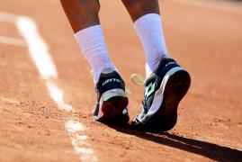 Jucător de tenis servind