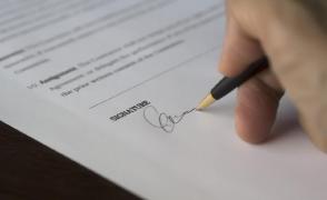 9 lucruri la care trebuie să fii atent când semnezi un contract de angajare