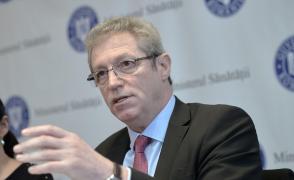 Adrian Streinu Cercel într-o conferință de presă