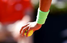 Jucătoare de tenis servind