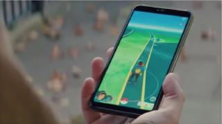 Italianul se află în aer liber, alături de fiica lui