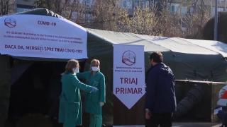 Medici români la un spital de campanie pentru pacienți de coronavirus