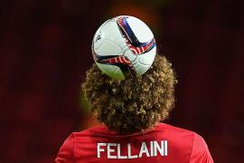 Marouane Fellaini cu mingea de fotbal