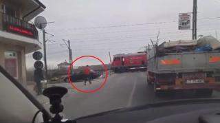 Mecanicul unui marfar a oprit trenul ca să-și ia cafea, în Constanța. Șoferii privesc uluiți scena (Video)