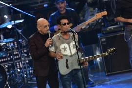 Edoardo Bennato, pe scenă, alături de Enrico Ruggeri